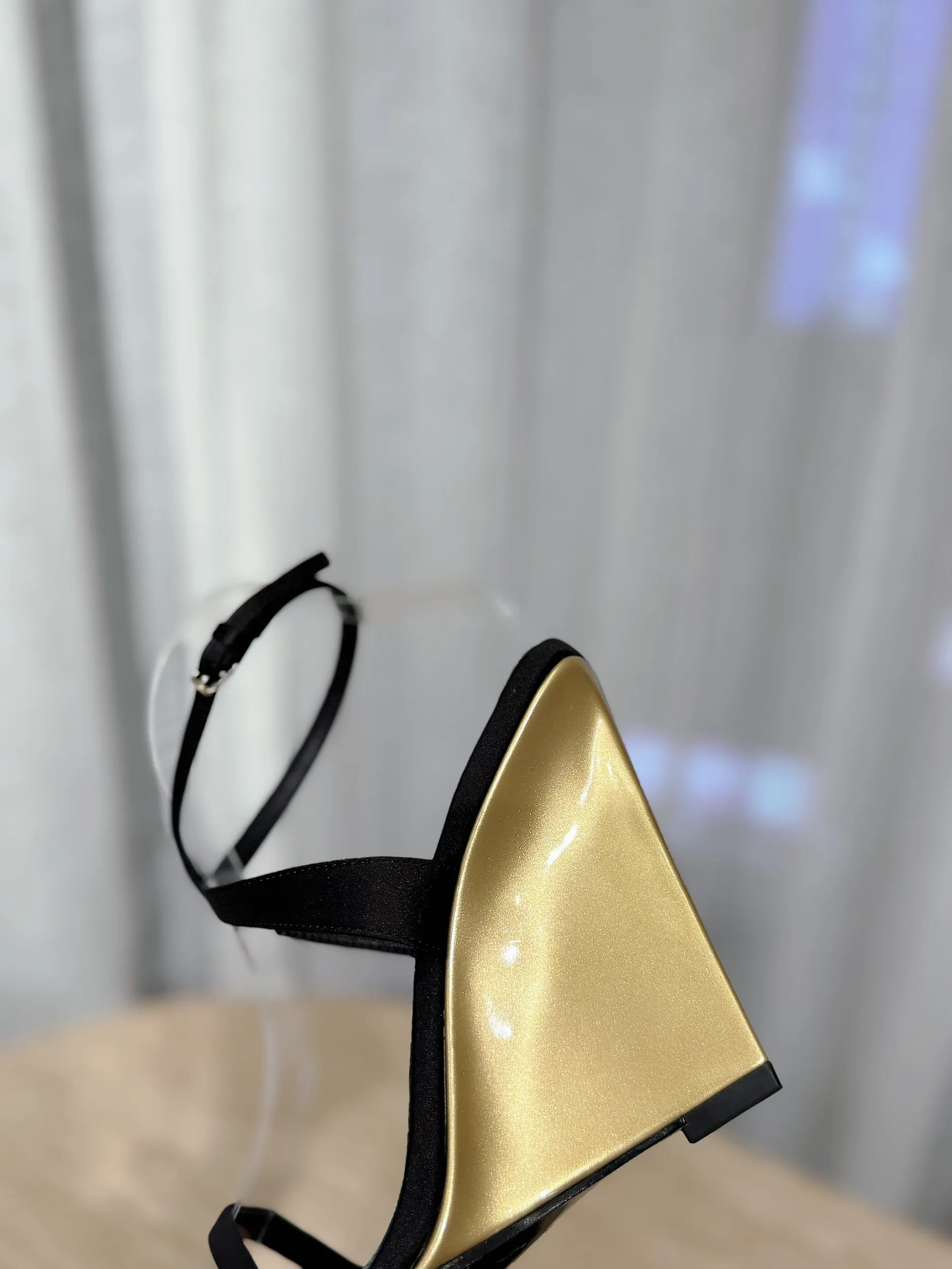 👟👟Ex-factory price 540👟👟 High version "SAINT LAUREN*" Saint Laurent YSL 25ss/spring and summer new catwalk style large rhinestone high-heeled shoes and sandals. Only YSL understands women's hearts best and does not accept refutation. It is a super invincible feminine artifact and a must-have for women (z-product full-body customization, own molded hardware accessories, perfect consistency). Compare the differences between pictures and goods on the market. ✔Upper: Customized imported silk ✔Lining: Imported 🐑Sheep leather ✔Sole: Imported genuine leather outsole ✔Heel height: 10.5cm ✔Number of yards: 35-39 (40, 41, 42 can be customized and non-returnable) (Full set of packaging)